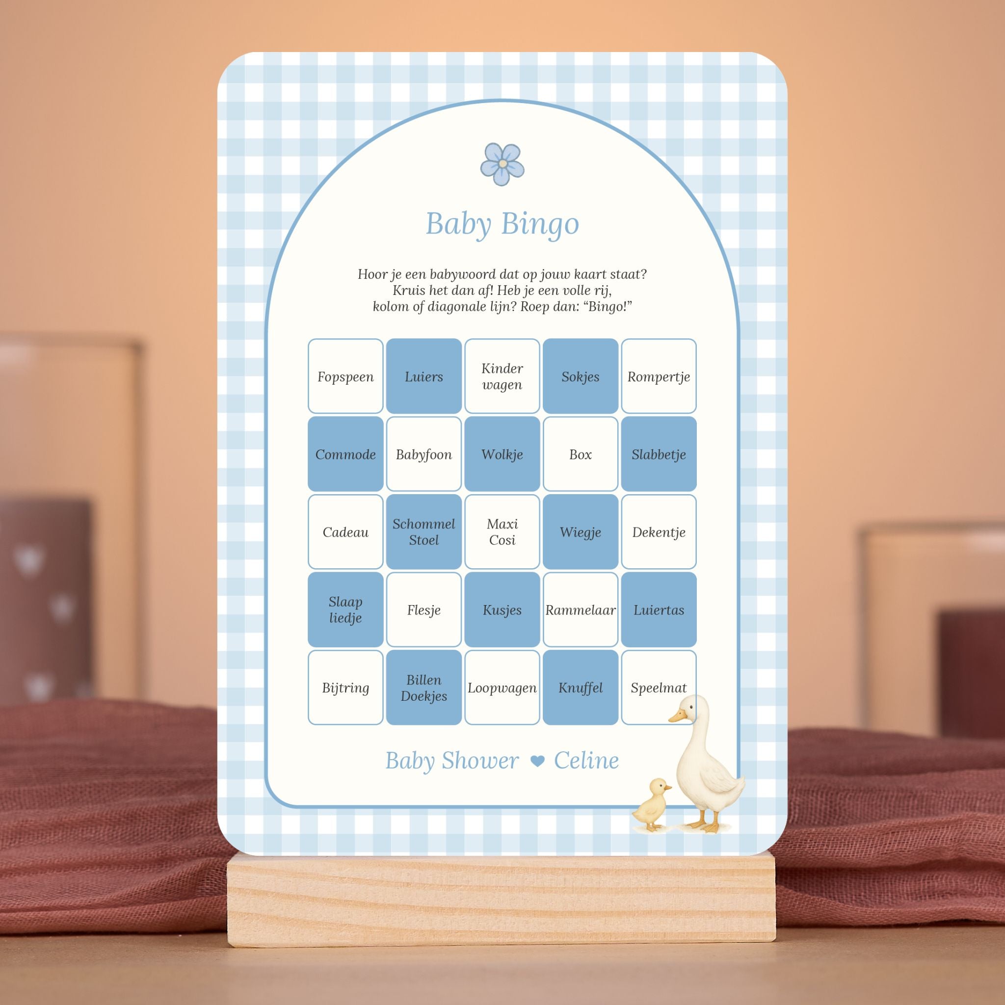 Baby Bingo kaart in gingham blauw met gansje in sfeervolle babyshower setting met decoratie, Studio Miron