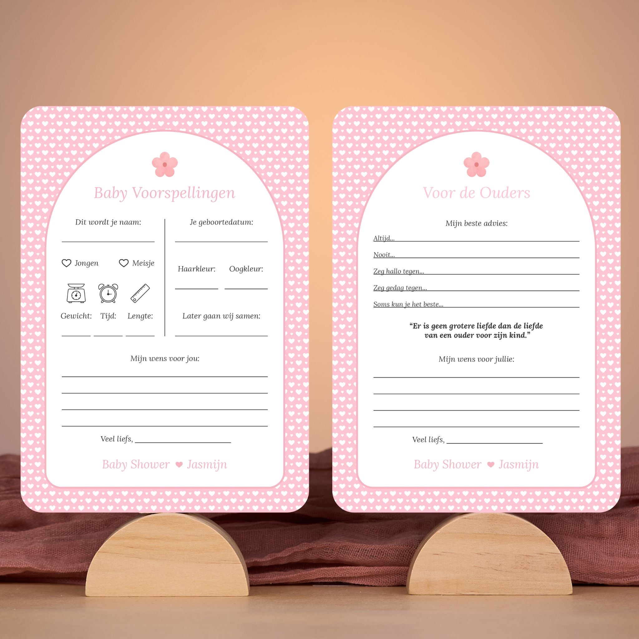 Babyshower set kaarten met witte hartjes op roze achtergrond en bloemaccent – sfeervolle setting met babyshower decoratie – Studio Miron