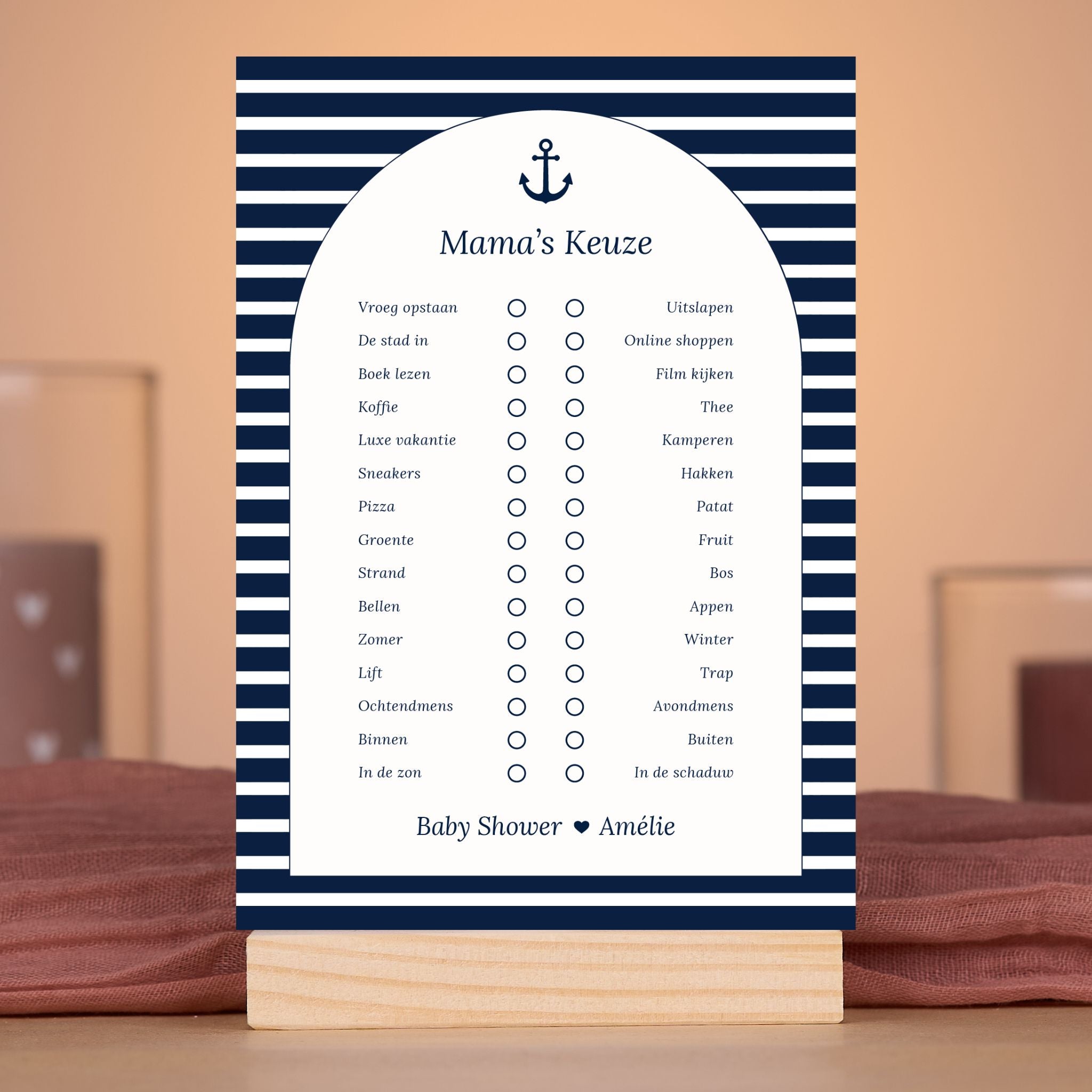 Mama’s Keuze kaart in Navy Blue met streepjes in sfeervolle babyshower setting met decoratie, Studio Miron