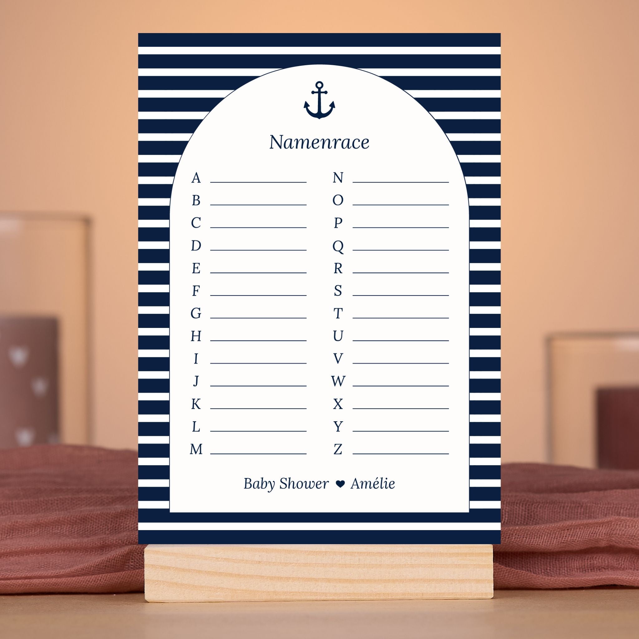 Namenrace kaart in Navy Blue met streepjes in sfeervolle babyshower setting met decoratie, Studio Miron