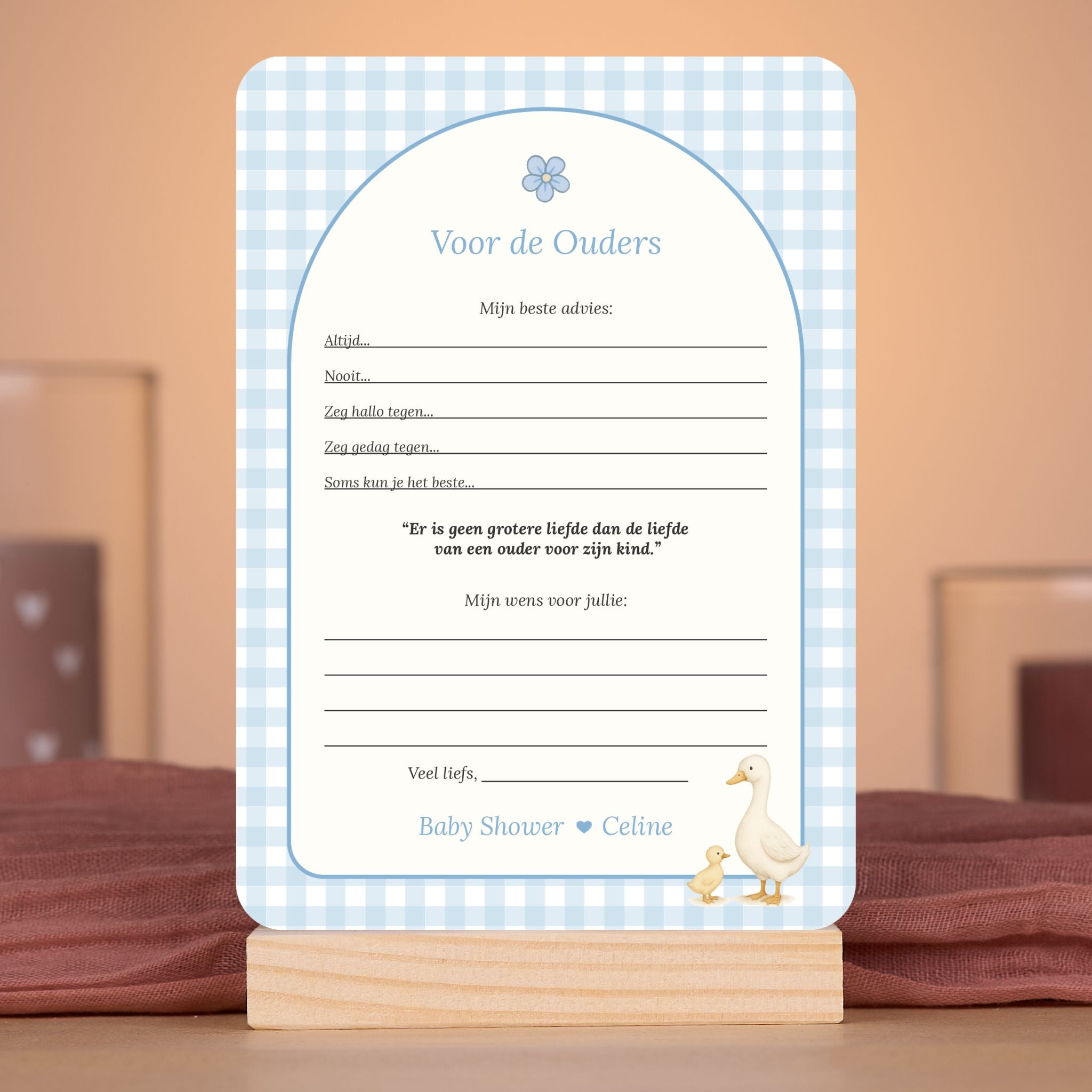 Voor de Ouders kaart in gingham blauw met gansje in sfeervolle babyshower setting met decoratie, Studio Miron